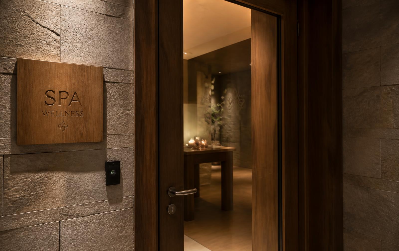 Ingresso di una SPA con lettore di badge a parete