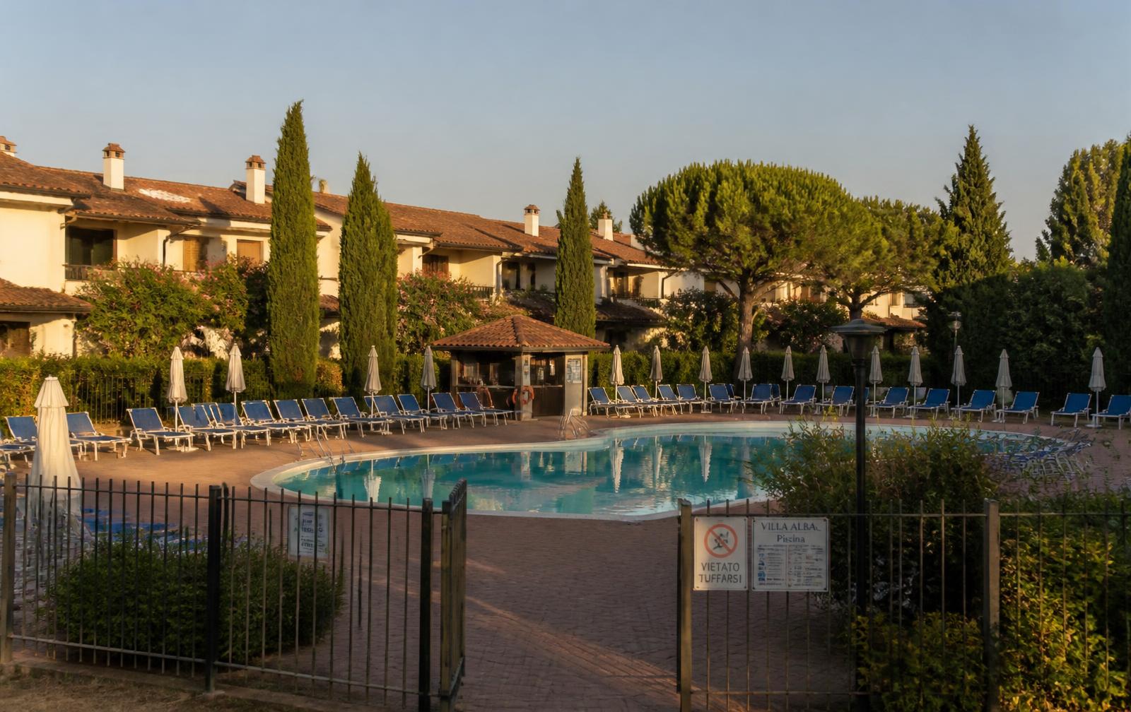 Piscina riservata di una struttura turistica con cancelletto d'ingresso